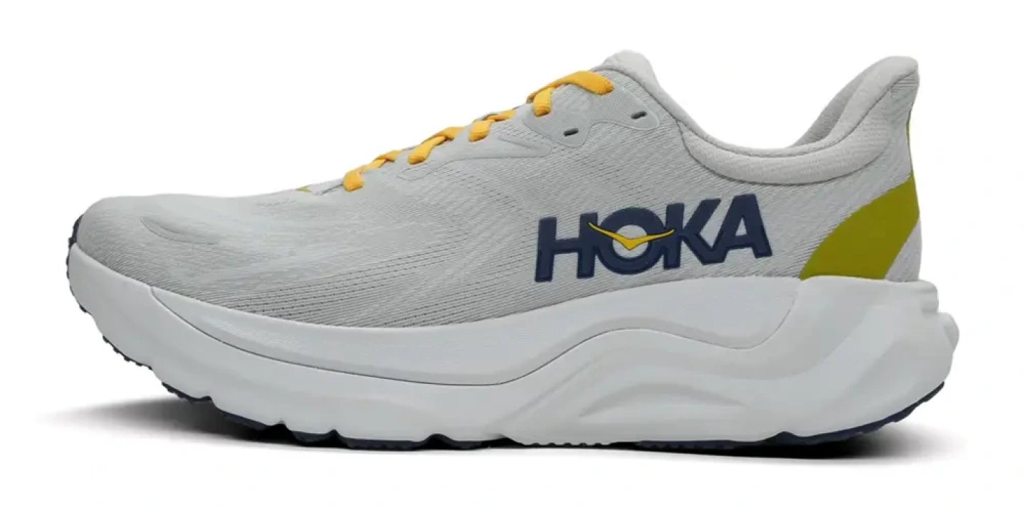 Hoka Arahi 8 running shoe in light grey with yellow laces and navy branding, lateral side view