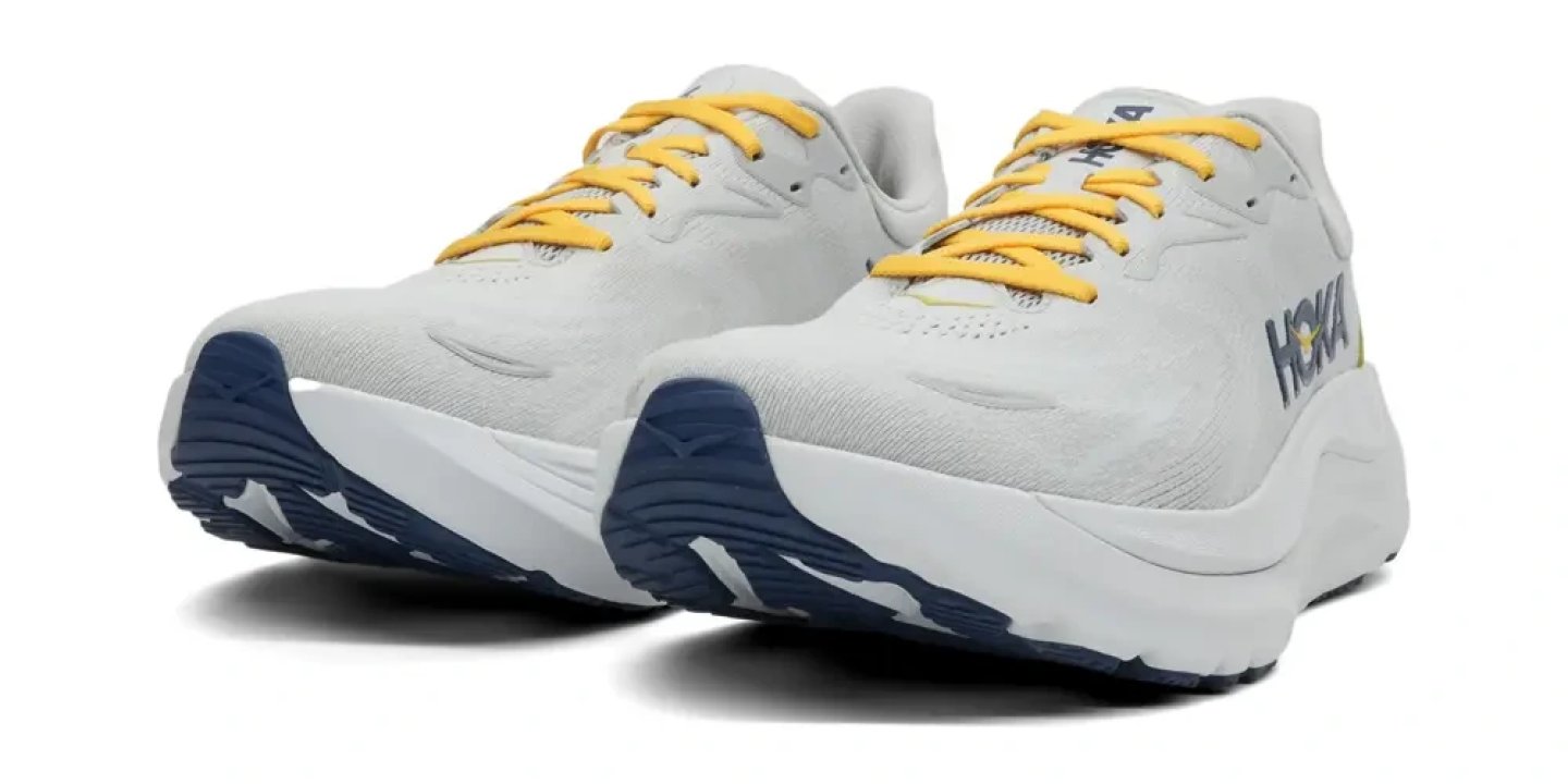 Hoka Arahi 8 running shoes in light grey with yellow laces and navy blue outsole, angled pair view