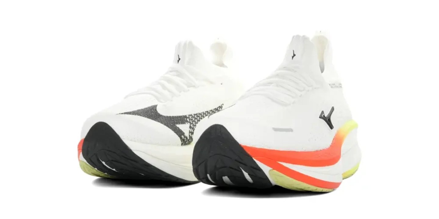 Front view of a pair of Mizuno Neo Vista 3 running shoes in white, black and coral on a white background