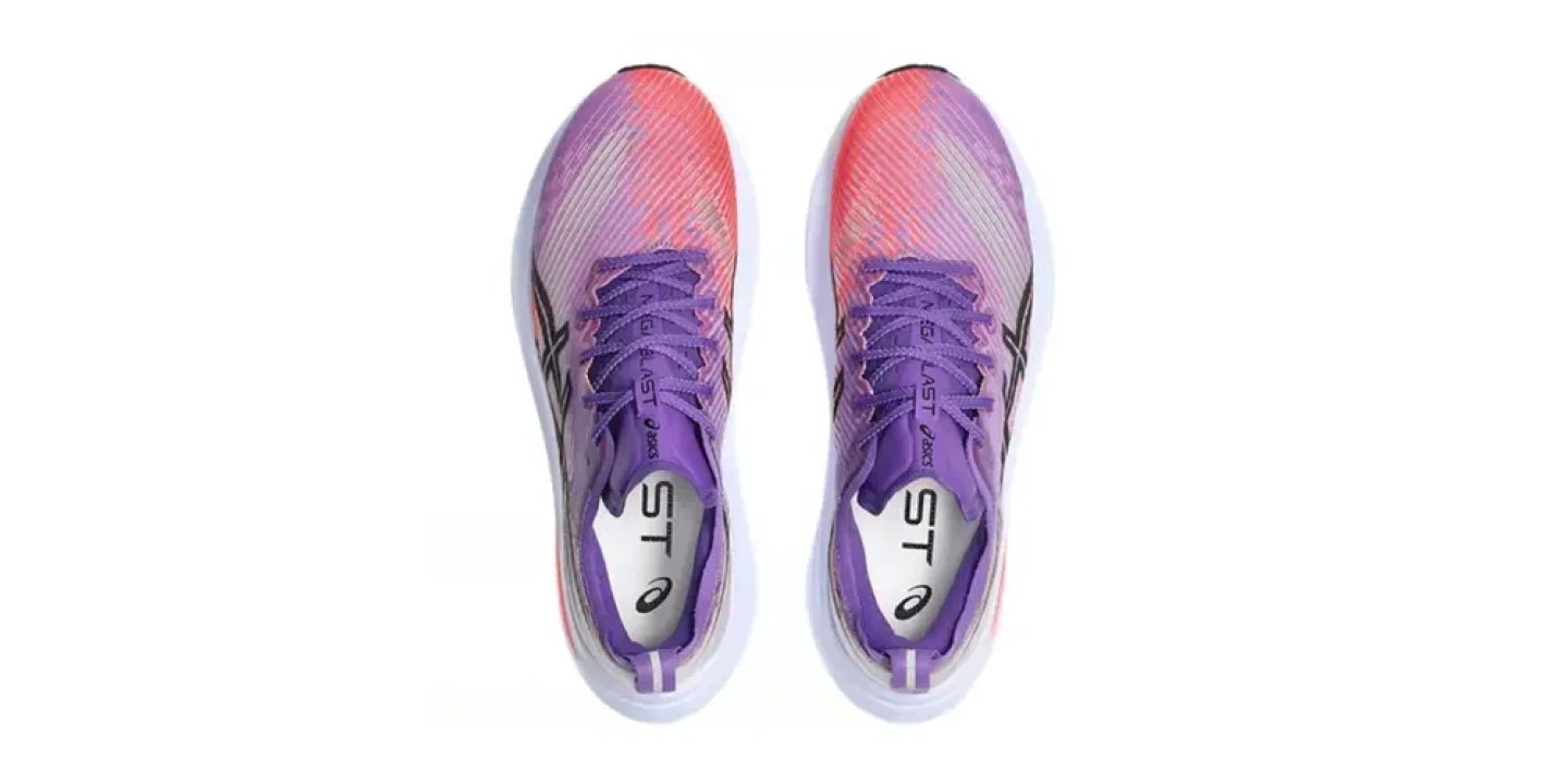 Top-down view of a pair of ASICS Metablast 4 running shoes in purple and coral gradient colourway