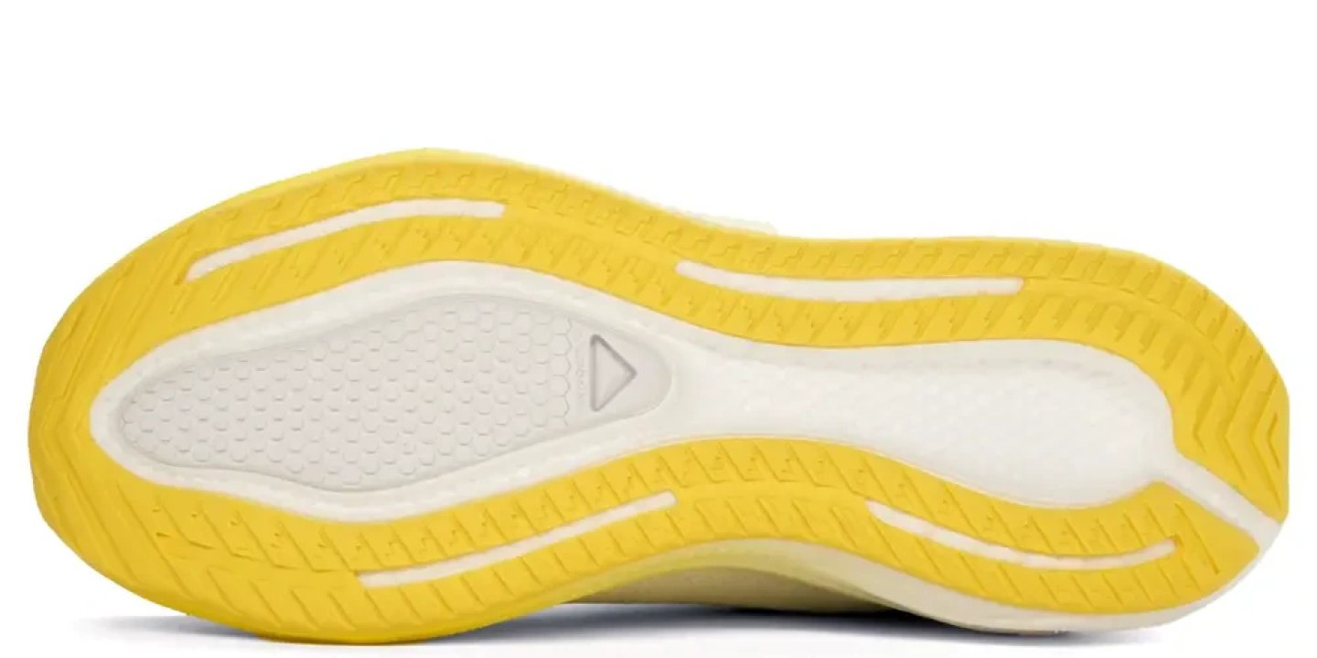 Bottom view of the Salomon Aero Blaze 3 outsole showing yellow rubber tread pattern with white flex grooves and heel zone